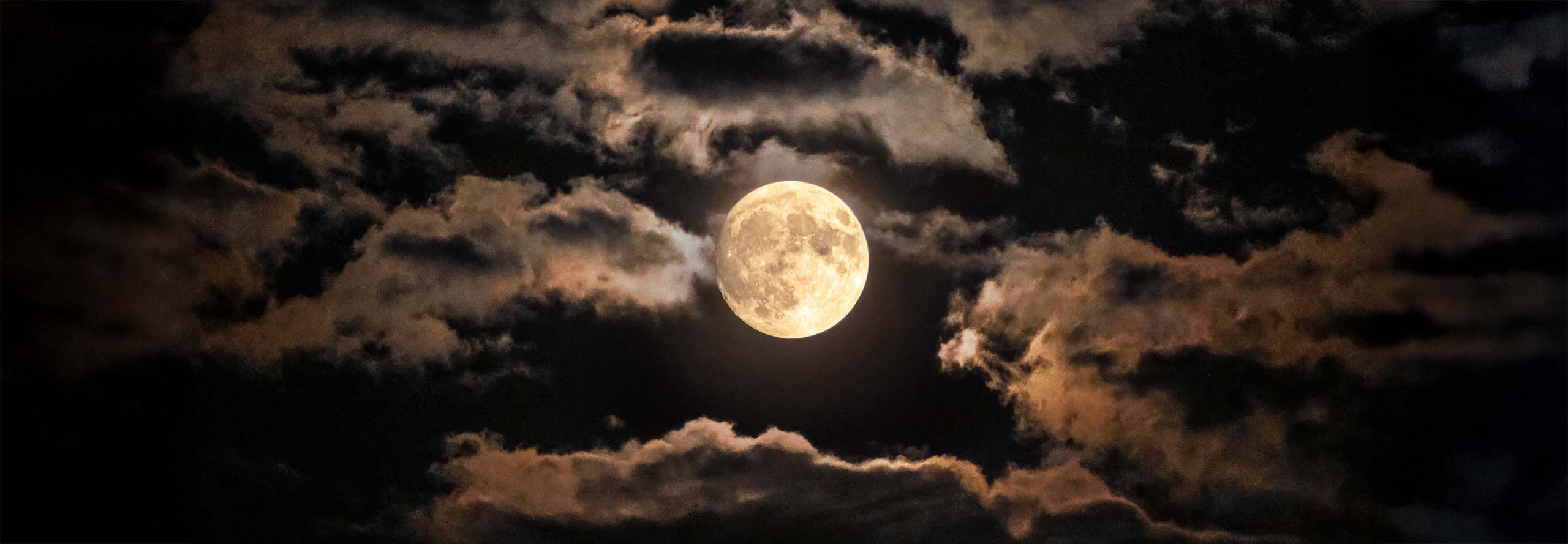article Full Moon in Capricorn 2025: Emotional Maturation